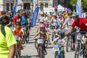 Salida de la cuarta edición de la Bicicletada Solidaria de Adacebur, en el paseo de la Sierra de Atapuerca.