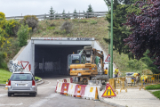 Los operarios de la empresa Félix Rubio trabajan en la calle Legión Española a la altura del túnel de acceso a la BU-11.