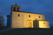 Iglesia San Pedro Cátedra de Villariezo al anochecer