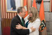 Martínez-Acitores y Ayala se abrazar tras la investidura como alcaldesa de la candidata popular.