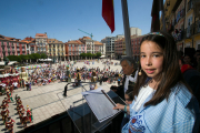 La pregonera infantil, Vera Martínez, de la Peña Los Felices, en el balcón del Ayuntamiento.