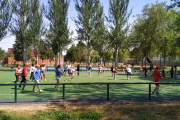 Los niños del Campamento Crece de Alcer disfrutan de una actividad deportiva.