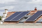 Paneles de energía solar en un edificio de viviendas en la capital burgalesa.
