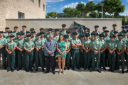 Foto de familia de los 50 agentes de la Guardia Civil que inician sus prácticas en Burgos en compañía de las autoridades que les ha dado la bienvenida.