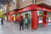 Cordón policial tras el atraco al Banco Santander del G-3 en Burgos.