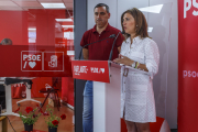 Los candidatos al Congreso de los Diputados por Burgos, Esther Peña y Álvaro Morales, durante el acto de presentación de la sede en Gamonal.