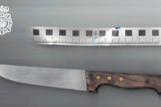 Imagen del cuchillo que utilizó el detenido para amenazar al dueño del bar