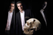Miguel Indurain durante su visita al Cráneo 5 que se expone en el Museo de la Evolución.
