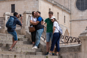 Dos parejas de jóvenes se fotografían con la Catedral de Burgos al fondo