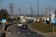 Varios vehículos transitan por la calle López Bravo, en el polígono industrial de Villalonquéjar.
