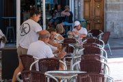 Los hosteleros ajustan horarios y  días de apertura en función de la disponibilidad de personal al no poder cubrir toda la demanda.