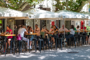 El mes de agosto en las cafeterías y bares del centro se recupera actividad gracias al turista.