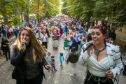 Decenas de personas disfrutan de la primera sesión de Bailes de Tarde.