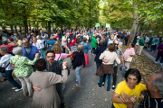 Decenas de personas disfrutan de la primera sesión de Bailes de Tarde.