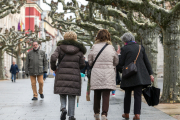 Un grupo de mujeres camina por el Paseo del Espolón.