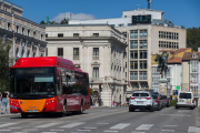 Un autobús municipal enfila el puente de San Pablo tras cruzar la plaza del Cid.