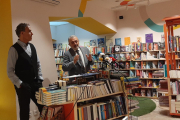 El subdelegado del Gobierno, Pedro de la Fuente, ofrece detalles del bono cultural joven en la librería Música y Deportes.