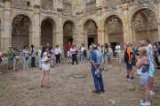 Un grupo de personas mayores participa en una actividad de Recrea +60 en Burgos.