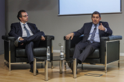 Francisco Serrano, presidente de Ibercaja, y Ángel Gavilán, director general de Economía y Estadística del Banco de España, durante el debate.