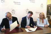 El presidente de la Diputación de Burgos, Borja Suárez, y el director de ACCEM, Enrique Barbero, firman una prórroga de un convenio de colaboración para el desarrollo de un programa integral dirigido a inmigrantes en el medio rural