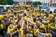 Los jugadores del Recoletas celebran el título con la afición.