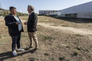 Los concejales Juan Manuel Manso y Carlos Niño, ambos del PP, en la parcela frente al HUBU que tendrá usos medioambientales y saludables.