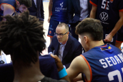 Diego Ocampo da instrucciones a los jugadores durante el partido.