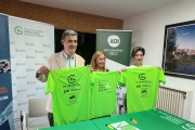 La presidenta de la Asociación contra el Cáncer, Eva Asensio junto a los patrocinadores, Cárnicas Chico y Gerardo de la Calle