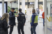 Agentes de la Policía Nacional, en el interior del centro comercial.