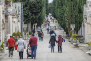 En la víspera del Día de Todos los Santos empieza a multiplicarse la afluencia de personas que se acercan a recordar a sus familiares.