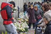 El Mercado de Flores de Plaza España, una decena de puestos, registro su pico de actividad en la vispera del Día de Todos los Santos.