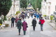 Miles de burgaleses acuden a recordar a los suyos al Cementerio de San José. LLevan haciéndolo desde hace diez días con mayor frecuencia.