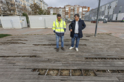 El concejal Juan Manuel Manso, en el parque Félix Rodríguez de la Fuente, junto a un responsable de la empresa RFS, en la zona de pavimento de madera.