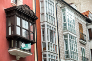 Cartel de vivienda en alquiler en el balcón de un inmueble del centro de Burgos.