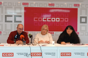Juan Antonio Gutiérrez (UGT), María Jesús González y Maribel Juárez (CCOO) anunciando movilizaciones en el sector de la hostelería