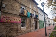 Detalles de viviendas abandonadas, solares vallados y alguna que otra casa rehabilitada.