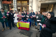 Los jóvenes de Nuevas Generaciones han repartido ejemplares de la Constitución Española en la Plaza Mayor.
