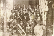 Antiquísima fotografía de la Banda de Música de Pradoluengo, tomada a finales del siglo XIX o principios del XX.