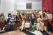 La alcaldesa y las Reinas Mayor e Infantil han recibido a sus Majestades los Reyes Magos en el Teatro Principal