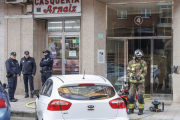 Agentes de Policía Nacional, Policía Local, Bomberos y sanitarios se desplazaron a la calle Calleja y Zurita tras recibir la alerta del 112 a las 8.36 de la manaña.