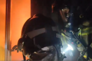Los bomberos de Burgos extinguen un incendio en una cocina.