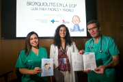 Supervisora de Críticos Pediátricos del HUBU, Verónica Navarrete, la autora de la guía, Marina Peix, y el jefe de sección de Pediatría en el HUBU, Manuel Merino, con la guía.