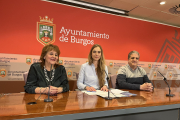 trinidad Pérez Sáiz, alcaldesa por un día de San Julián, junto a la concejal de Festejos, Carolina Álvarez, y el presidente de la Asociación de Vecinos, Luis Guerra.