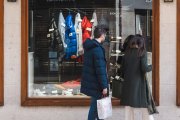 Dos personas miran un escaparate de un comercio en una calle del centro de la capital burgalesa.