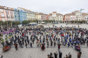 Unos 300 niños han ocupado la Plaza Mayor para honrar al patrón de la ciudad con una jota burgalesa.