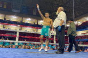 Yazid alza el brazo como ganador del combate en su debut profesional.