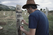 Sergio Garcia, de la asociación cultural Sad Hill, pinta la tumba de 'el feo', Eli Wallach.