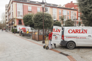 Vehículos en las zonas peatonales de Burgos, en tareas de carga y descarga.