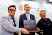 Delfín Ortega, Manuel Pérez Mateos y Carlos Lozano muestran en la pantalla del portátil el logo del 30 aniversario de la UBU.