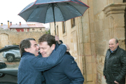 El presidente de la Junta, Alfonso Fernández Mañueco, acompaña al expresidente del Gobierno José María Aznar, en el Monasterio de Silos, con motivo de su visita por Castilla y León